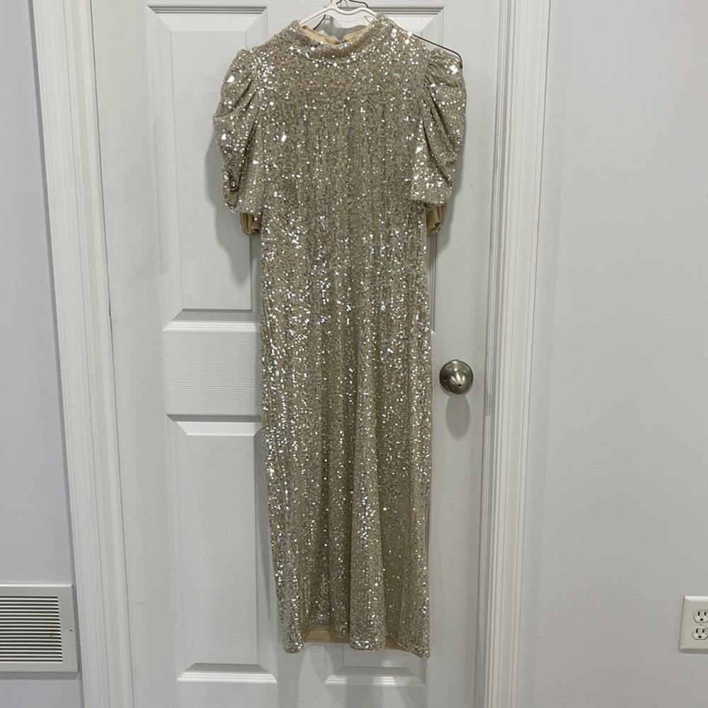 Beautiful dress. Ankle length. Puffer sleeves.